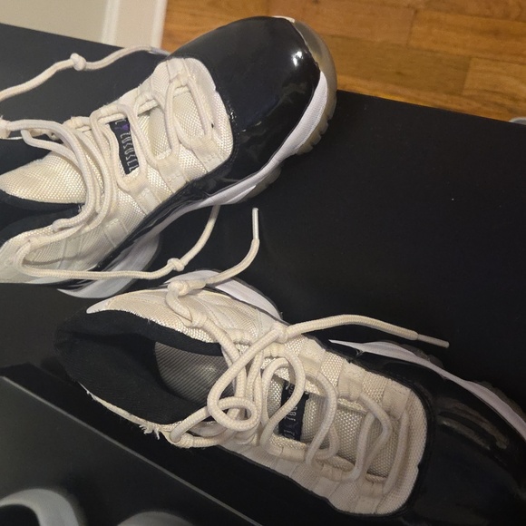 Jordan Athletic Shoes Black and White - Picture 3 of 3